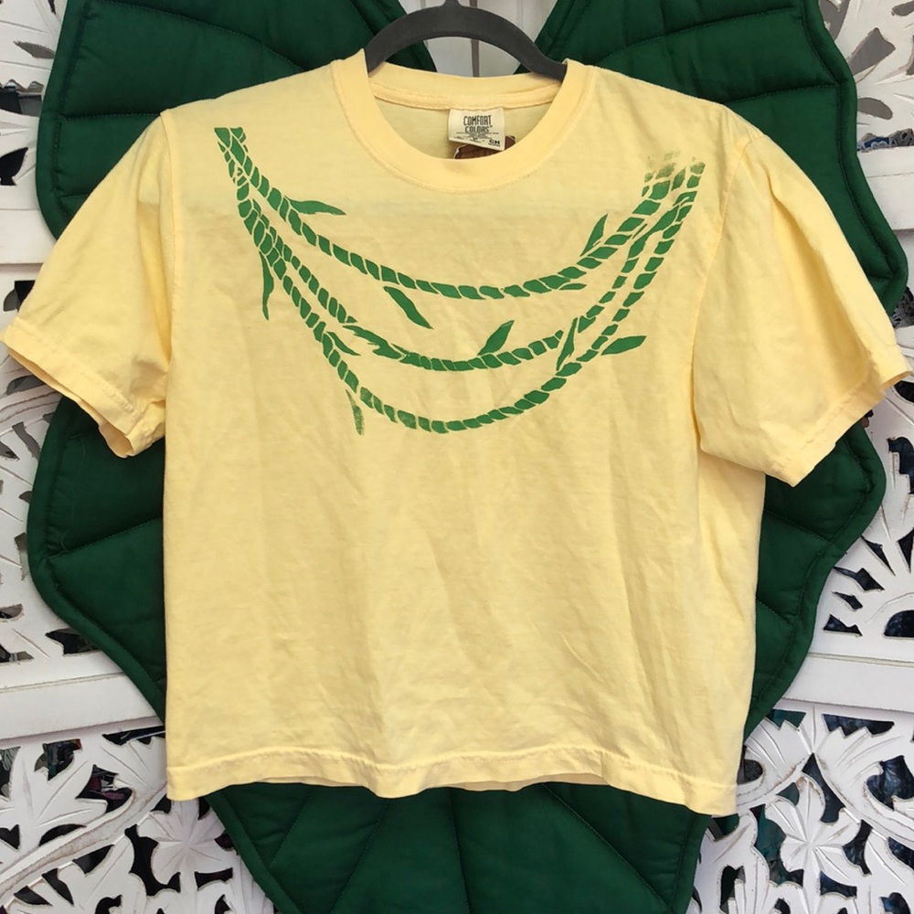 NWT Paradise now Hawaii, handprinted Ti leaf lei, lei la’i yellow tee size small